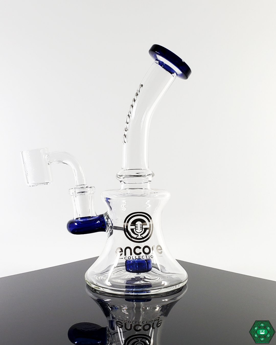  Encore Glass Banger Hanger featuring a percolation system for smooth, filtered hits in a compact 7-inch design.