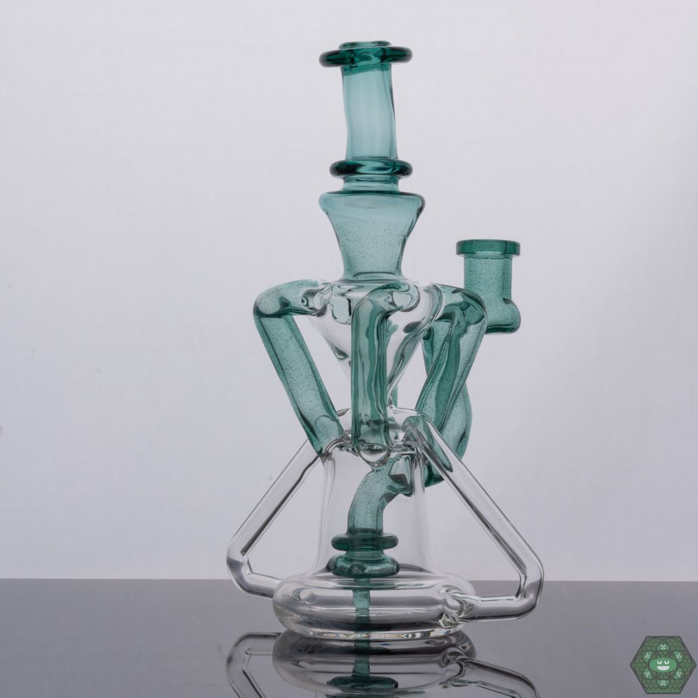  Ergonomic Glass Recycler: The Spunout Glass Atlantis Recycler features an ergonomic design for comfortable handling and use.