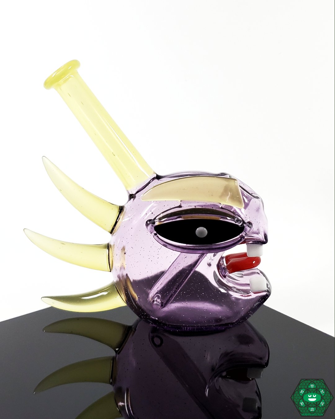 Etai Rahmil Glass Shredder – Handcrafted glass art with a 2-hole perc, 10mm female 45° joint, and smooth, filtered airflow for enhanced dabbing.