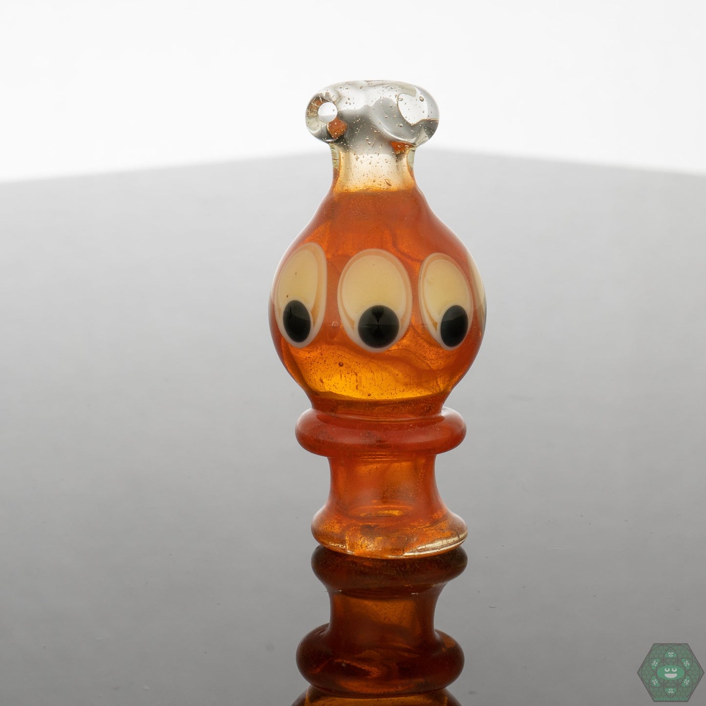 Even Vapor Distribution: The spinner mechanism in Natrix Glass Spinner Caps ensures even distribution of heat and vapor for a more flavorful and efficient dabbing experience.


