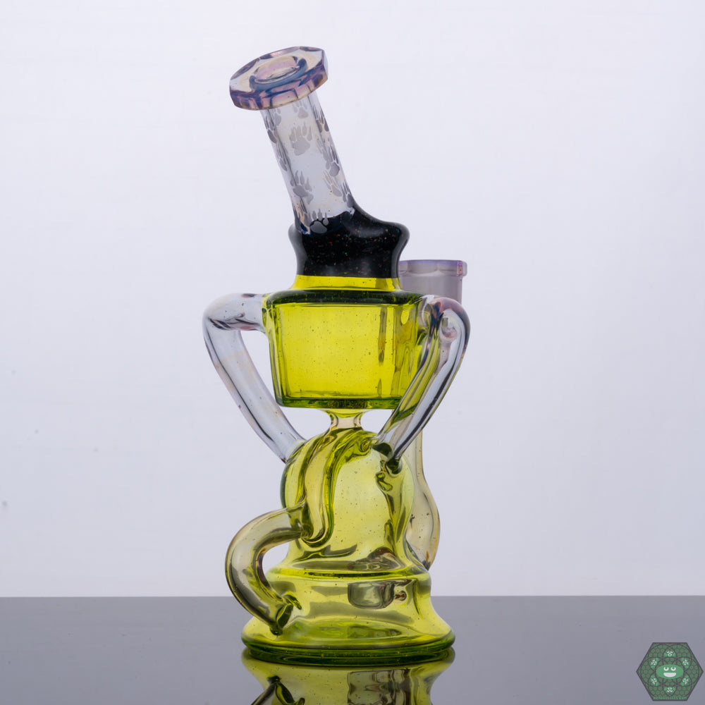 External Drain Recycler for Smooth Hits: The innovative external drain design of this Wolfe Glass rig provides unique airflow and optimal filtration for smooth dabbing experiences.