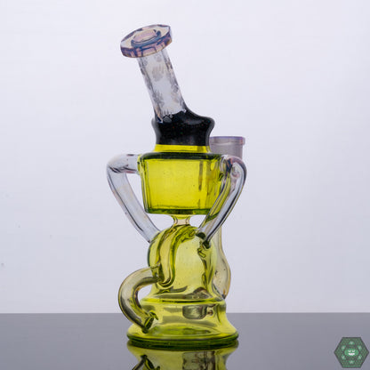  External Drain Recycler for Smooth Hits: The innovative external drain design of this Wolfe Glass rig provides unique airflow and optimal filtration for smooth dabbing experiences.