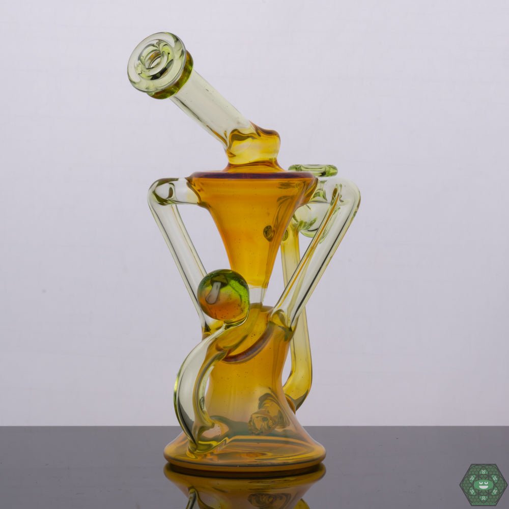 Floating Recycler for Smooth Hits: The unique recycler design of the Torch D Boro rig delivers smooth and flavorful hits by filtering and cooling the vapor.