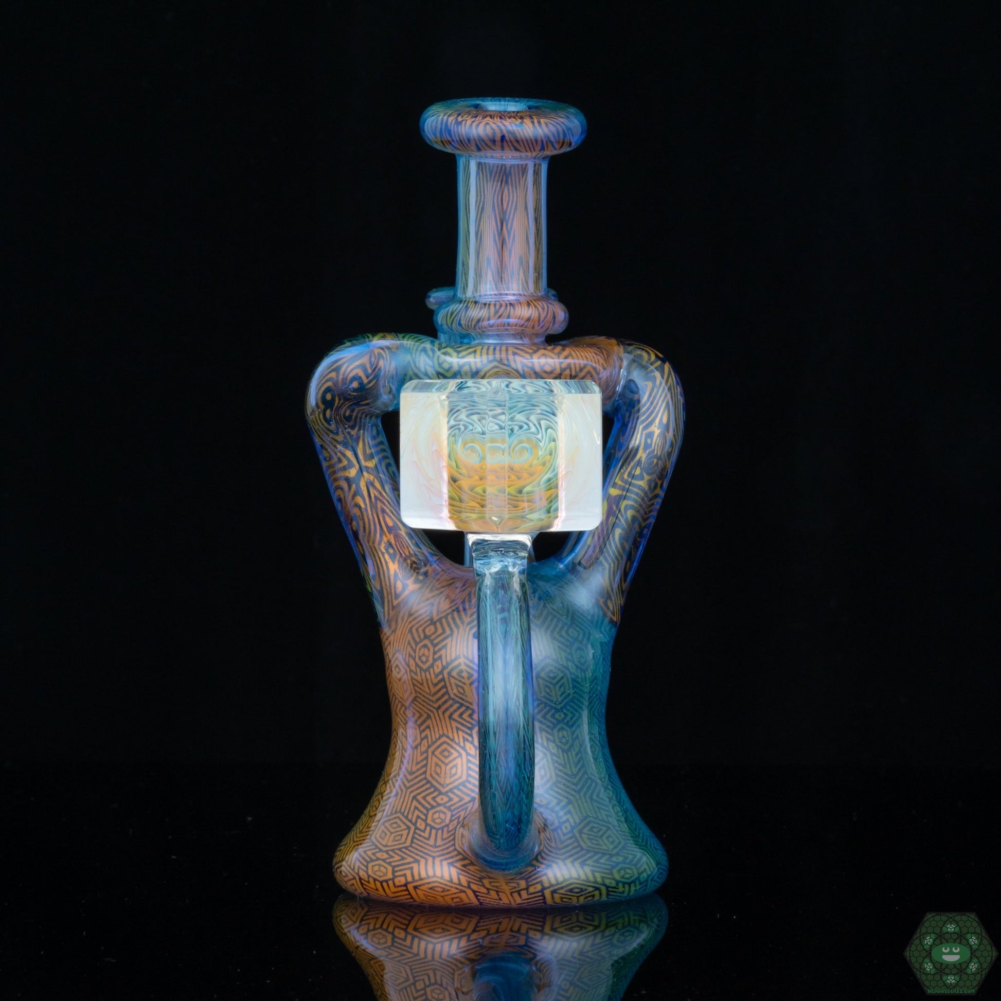  Fumed Glass Dab Rig: The Hefe Glass Recycler features a stunning fumed finish, creating a unique and mesmerizing visual effect.