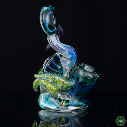Fumed Glass Dry Pipe: The DBE 503 features a unique fumed glass design, creating a mesmerizing color-changing effect with use.