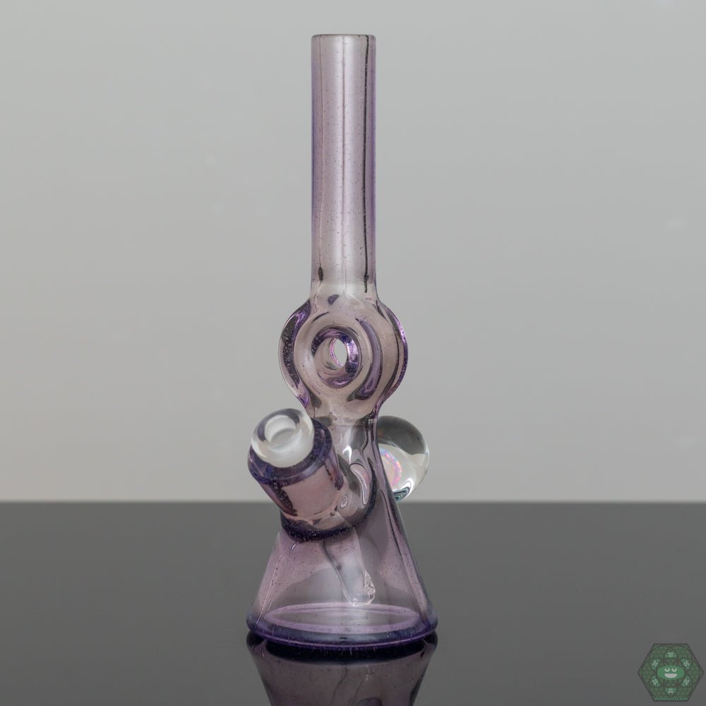  Functional Glass Smoking Rig: The Gemini Glass Hulk Donut Tube is not only visually appealing but also highly functional, providing smooth and enjoyable hits.