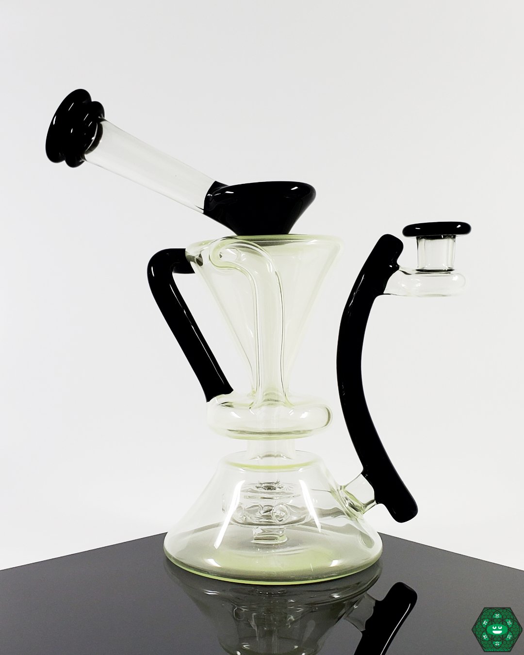  Ghostidote Internal Recycler: The McGrew Glass Ghostidote offers smooth pulls and effective recycling with its refined internal system, perfect for users who prioritize functionality.


