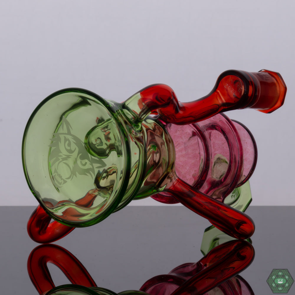 Handcrafted Borosilicate Dab Rig: The Wolfe Glass Double Single External Drain Recycler is expertly crafted from high-grade borosilicate glass, ensuring durability and a visually stunning piece.