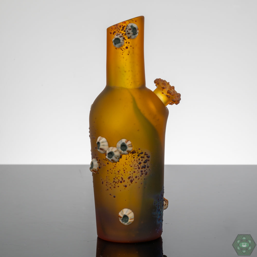  Heady Glass Rig with Barnacle Design: The Whitney Harmon Barnacle Chubby Bubby Rig features a unique barnacle-inspired structure, creating a distinct and eye-catching aesthetic.