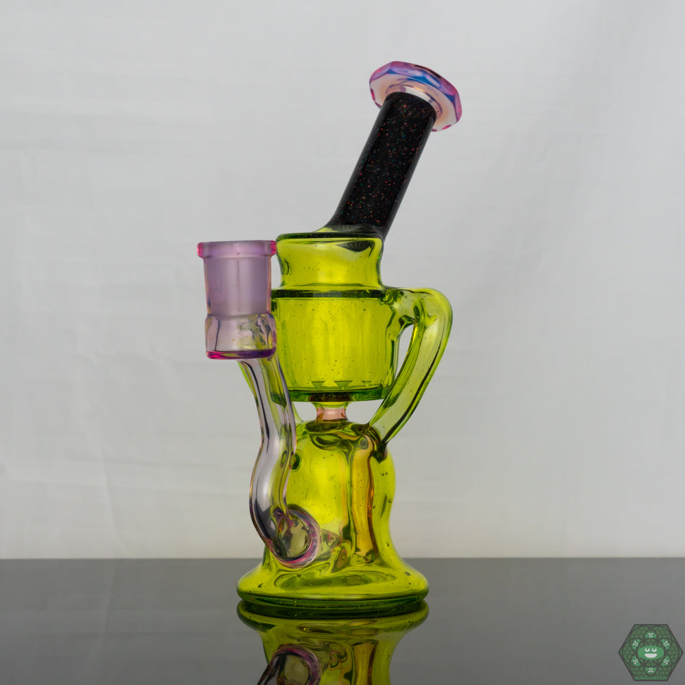 High-Quality Glass Dab Rig: Crafted from high-grade borosilicate glass, this Wolfe Glass recycler is built for durability and long-lasting use.