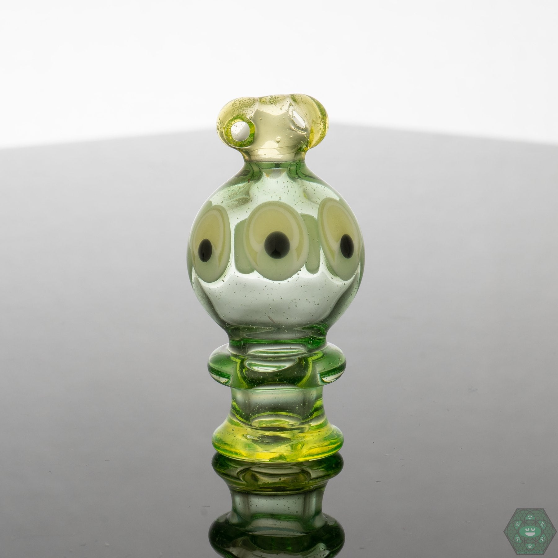 Innovative Dab Caps: Natrix Glass Spinner Caps represent an innovation in dab cap design, utilizing a spinner mechanism for enhanced airflow and vapor distribution.