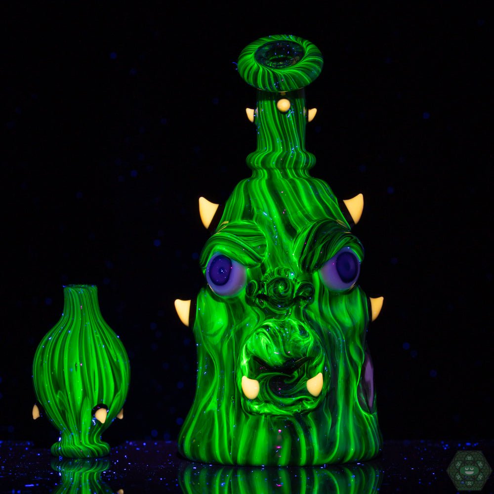 Kaleb Folck Glass Art: This closed-mouth rig is a testament to Kaleb Folck's artistry and craftsmanship in glass art.


