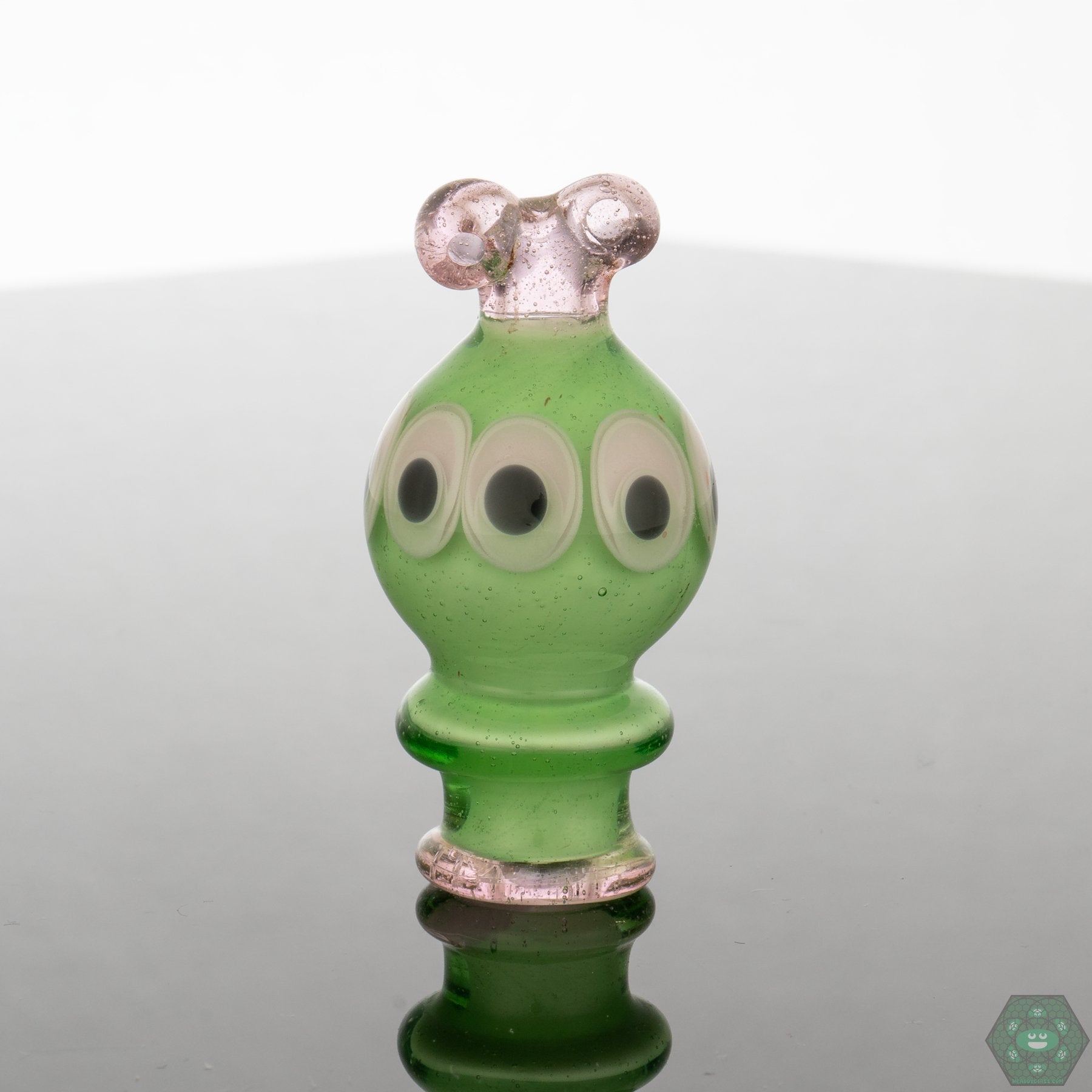 Natrix Glass Spinner Cap Function: Illustration of the spinner mechanism in a Natrix Glass Spinner Cap, demonstrating how it creates dynamic airflow and even vapor distribution.