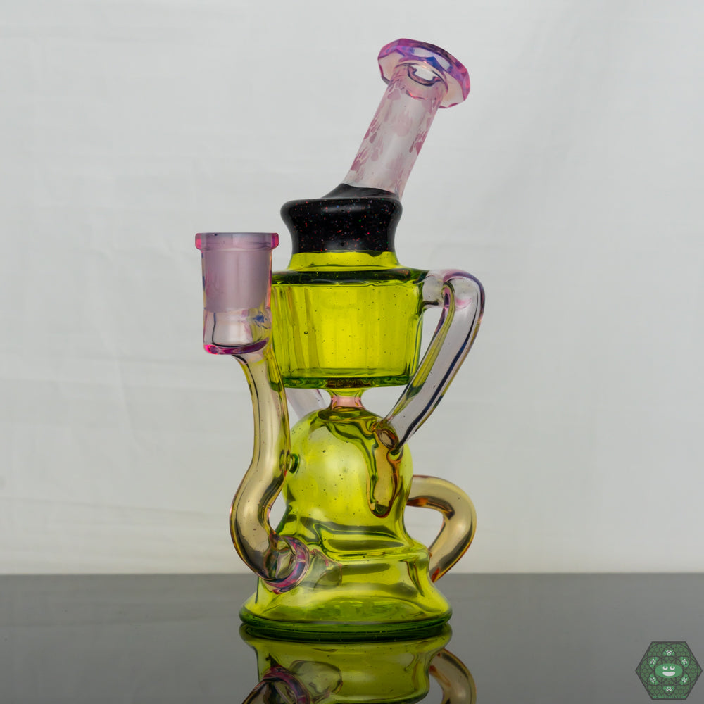  Premium Glass Dab Rig: Crafted with high-quality materials, this Wolfe Glass recycler is a premium choice for dabbing enthusiasts.