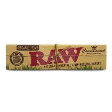RAW Classic Rolling Papers – Slow-burning, unbleached papers for an authentic, smooth smoking session.