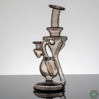 Smoke Tint Dab Rig: The M Henny Smoke Recycler features a unique smoke tint, adding a sophisticated touch to its design.