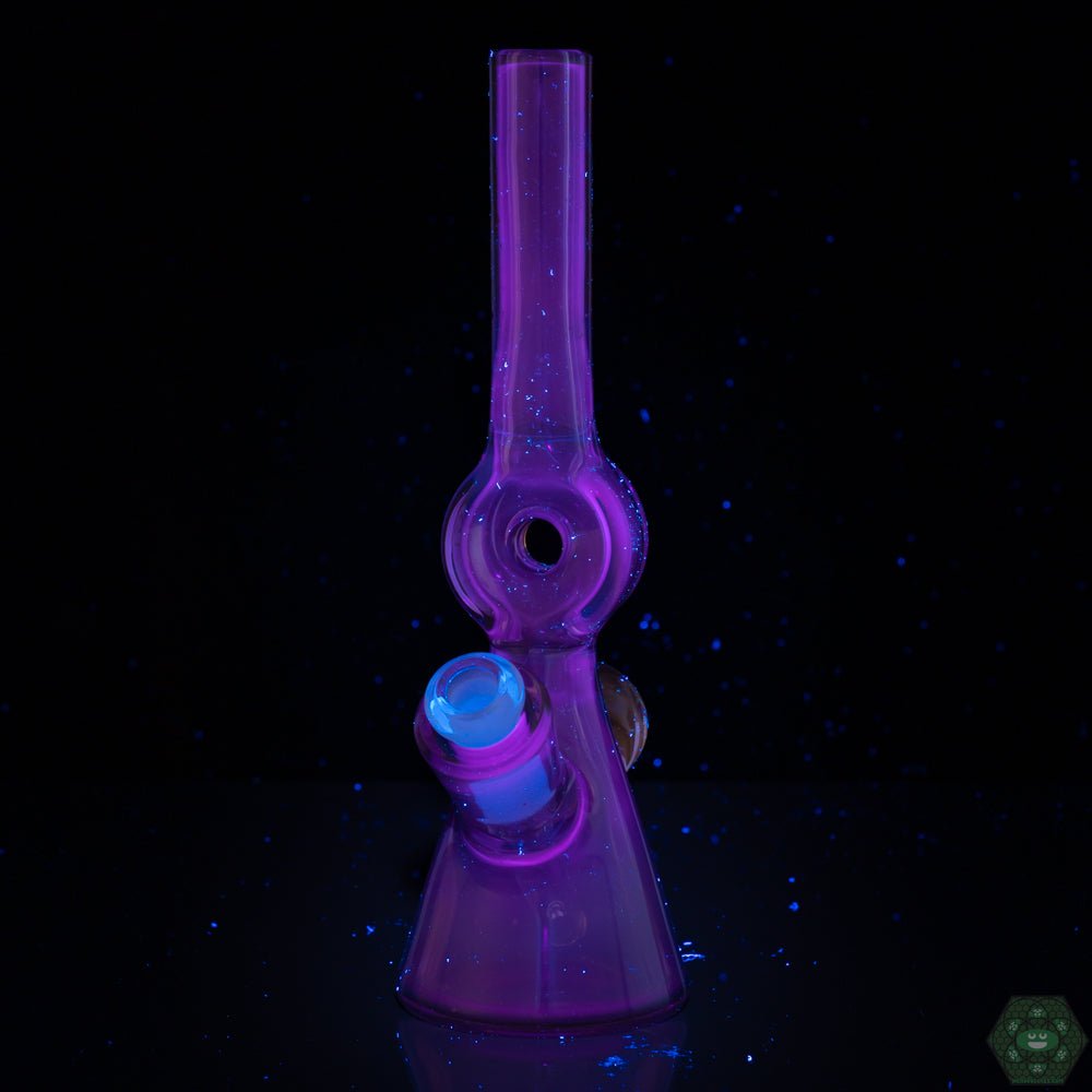Glass Rig for Smooth Hits: Enjoy smooth and flavorful hits with the Gemini Glass Wild Berry Donut Tube, designed for optimal airflow and filtration.