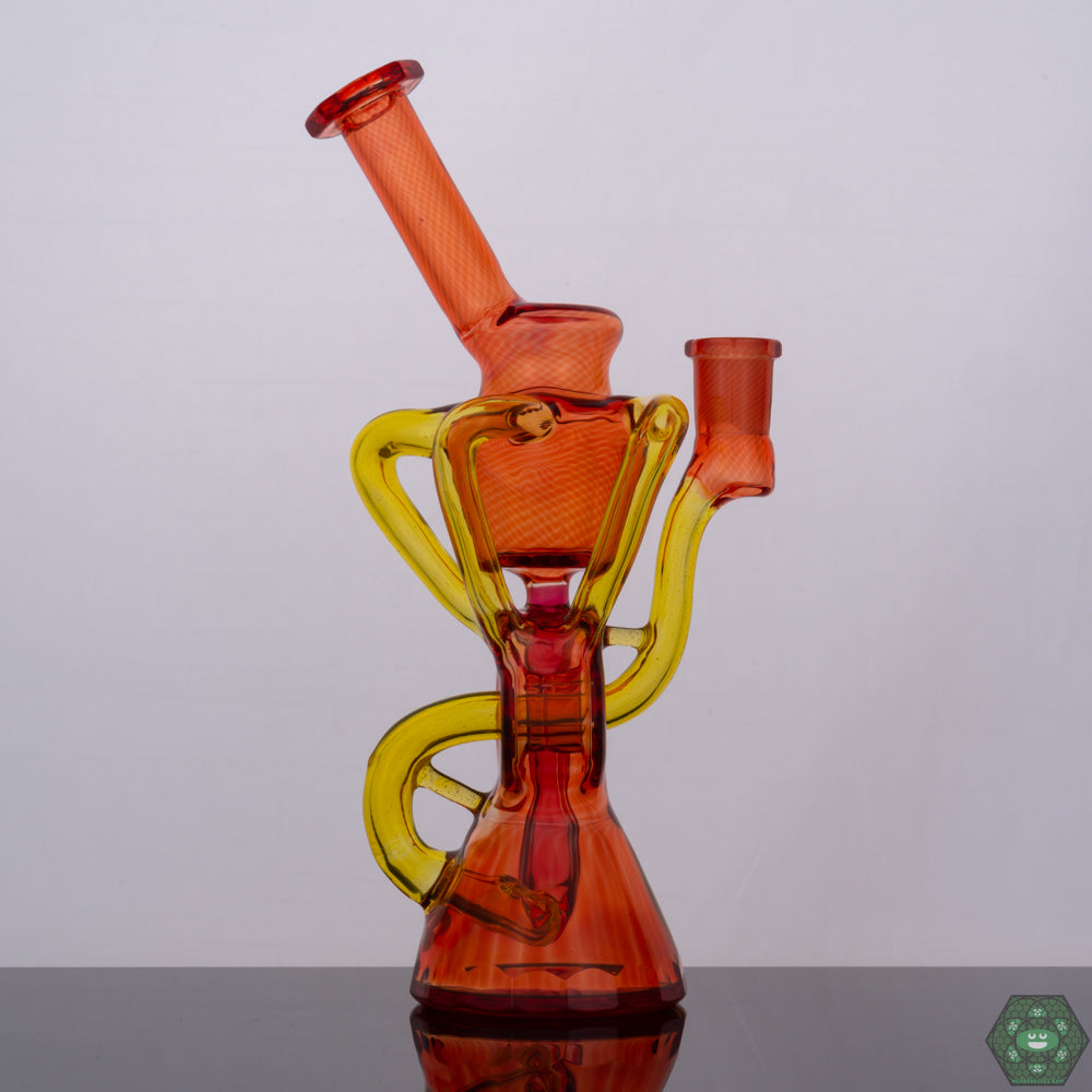 Recycler for Smooth Hits: The unique donut perc design of this Wolfe Glass recycler ensures smooth and consistent hits, minimizing harshness and maximizing flavor.