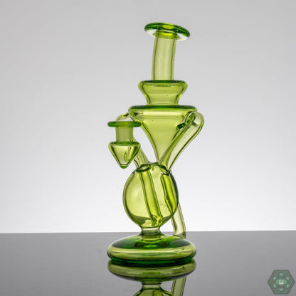 Dab Rig for Smooth Pulls: The M Henny Absinthe Recycler is engineered for smooth and flavorful dabbing experiences, providing excellent filtration and a satisfying draw.