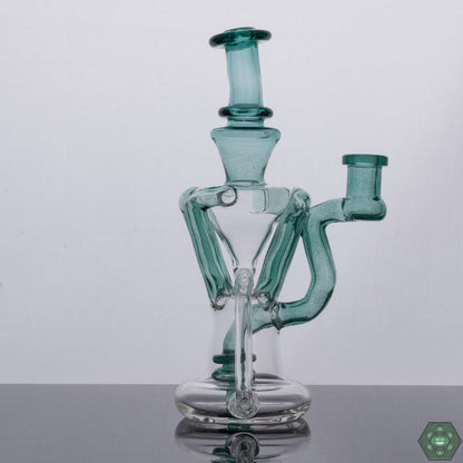 Recycler for Smooth Pulls: The Atlantis Recycler is designed for smooth and flavorful dabbing experiences, providing optimal filtration and cooling.