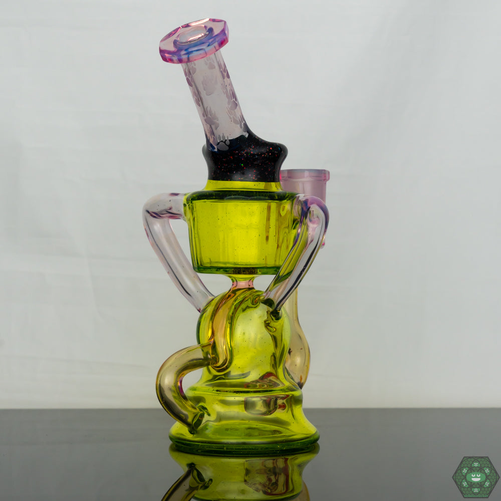 Dab Rig with Unique Airflow: The external drain design of this recycler creates a unique airflow pattern for enhanced filtration and flavor.



