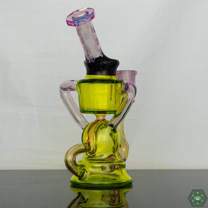 Dab Rig with Unique Airflow: The external drain design of this recycler creates a unique airflow pattern for enhanced filtration and flavor.



