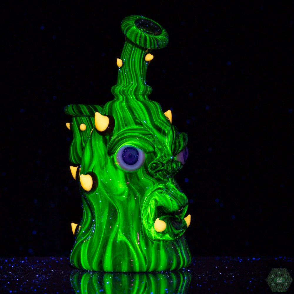 Unique Glass Rig: The UV-reactive glass and closed-mouth design make this Kaleb Folck rig a truly unique and eye-catching piece.