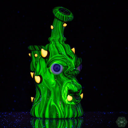 Unique Glass Rig: The UV-reactive glass and closed-mouth design make this Kaleb Folck rig a truly unique and eye-catching piece.