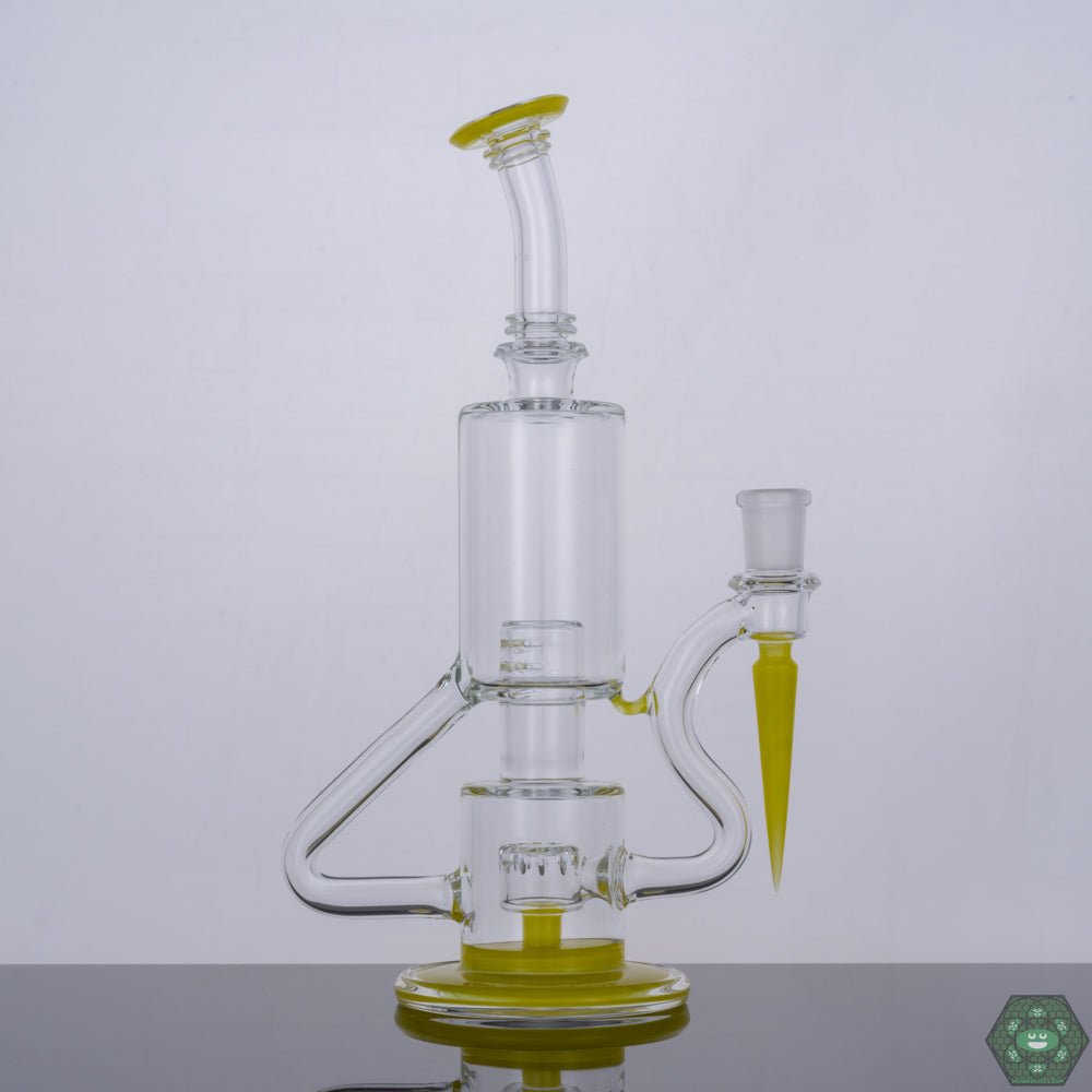  Unique Perc Recycler for Smooth Hits: The 11-hole perc design of this recycler ensures ultra-smooth pulls and optimal filtration for a superior dabbing experience.