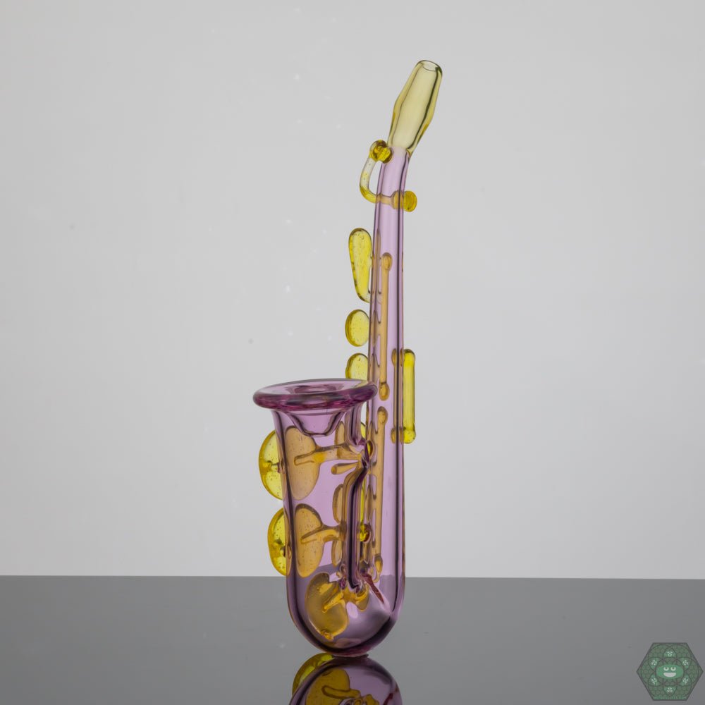 Unique Sherlock Pipe: The Etai Glass Saxlock Sherlock Pipe stands out with its distinctive design, a modern take on the classic Sherlock style.


