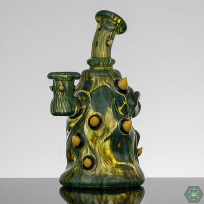 UV Glass Rig with Closed Mouth Design: The Kaleb Folck GPPR Closed Mouth #330 showcases UV-reactive glass and a unique closed mouth design, creating a visually striking and functional piece.