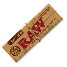 RAW Black Rolling Papers, ultra-thin and slow-burning for a pure smoking experience.