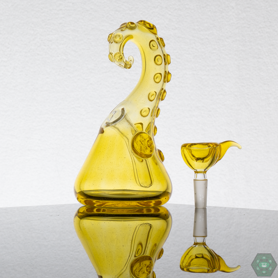 Wicked Glass Tentacle Traveler showcasing its intricate tentacle design, a unique blend of artistry and functionality.


